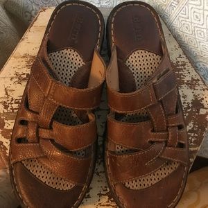 *BORN* BROWN LEATHER SANDAL